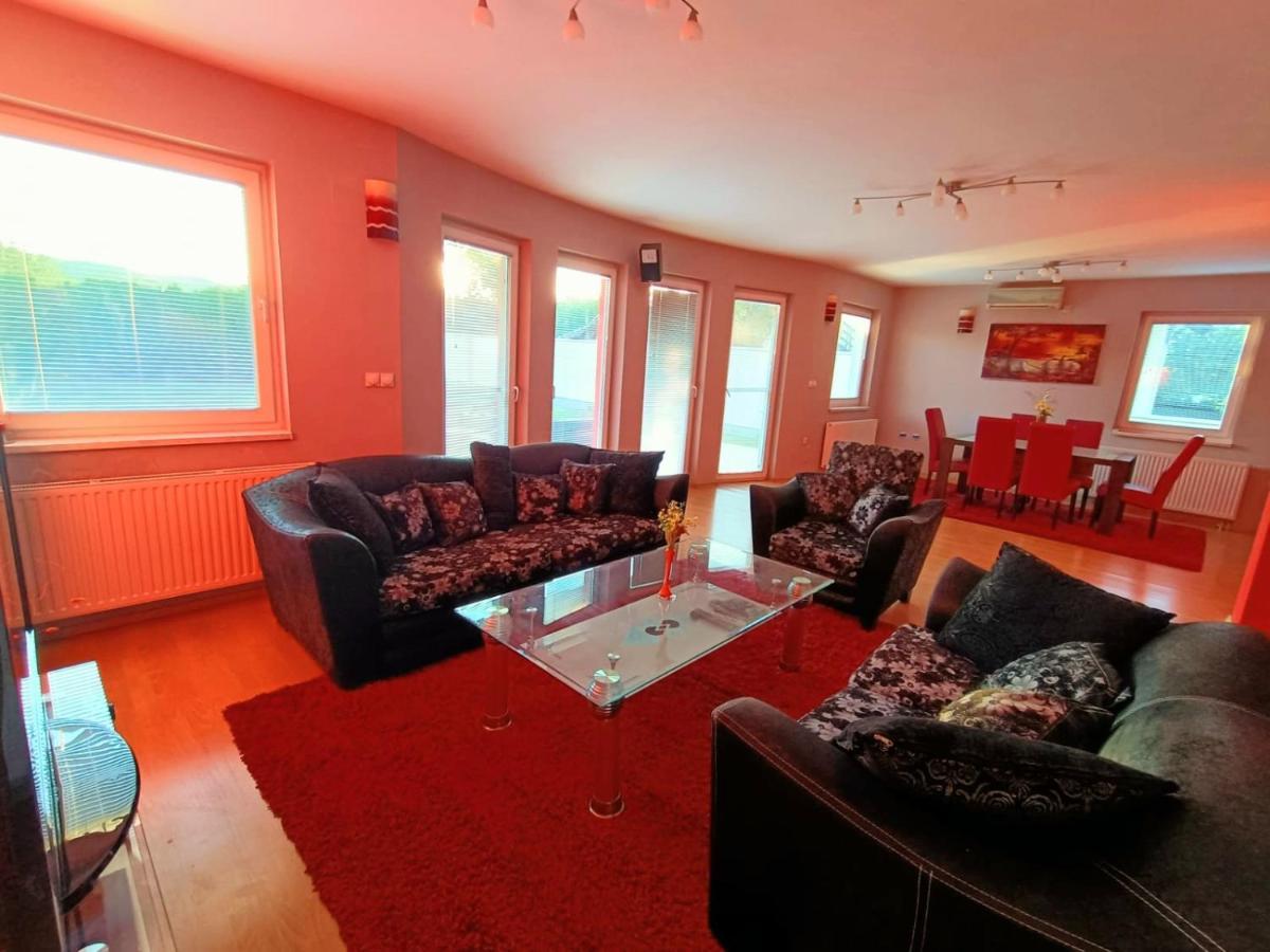 Villa 2 Etagen Mit Grossen Garten Modrica Bagian luar foto