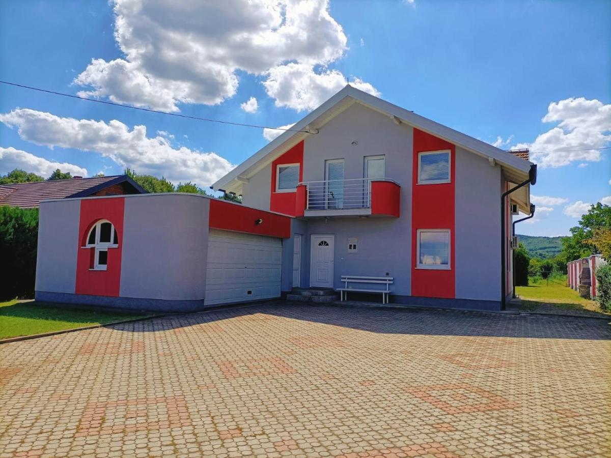 Villa 2 Etagen Mit Grossen Garten Modrica Bagian luar foto