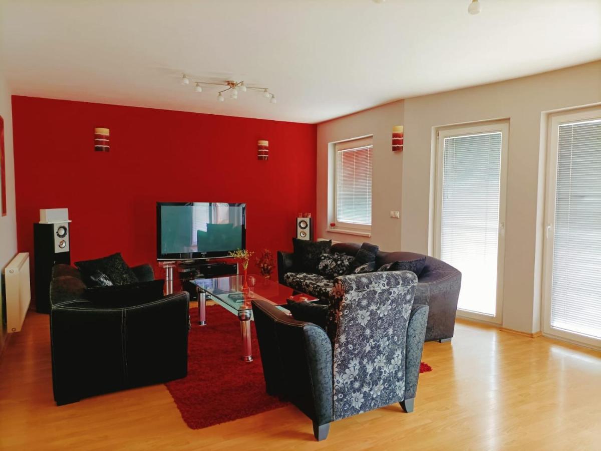 Villa 2 Etagen Mit Grossen Garten Modrica Bagian luar foto
