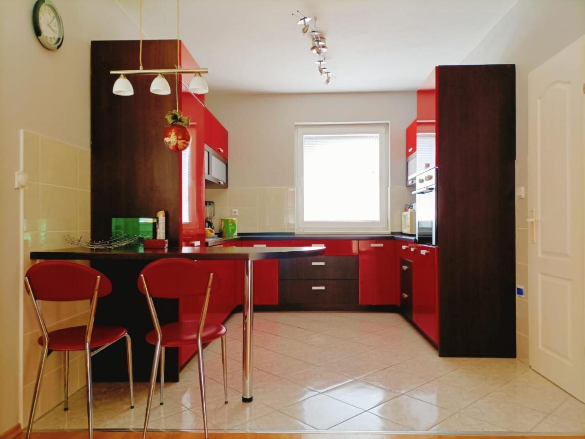 Villa 2 Etagen Mit Grossen Garten Modrica Bagian luar foto