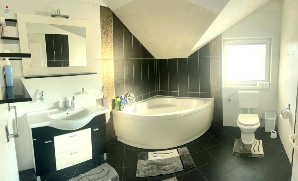 Villa 2 Etagen Mit Grossen Garten Modrica Bagian luar foto